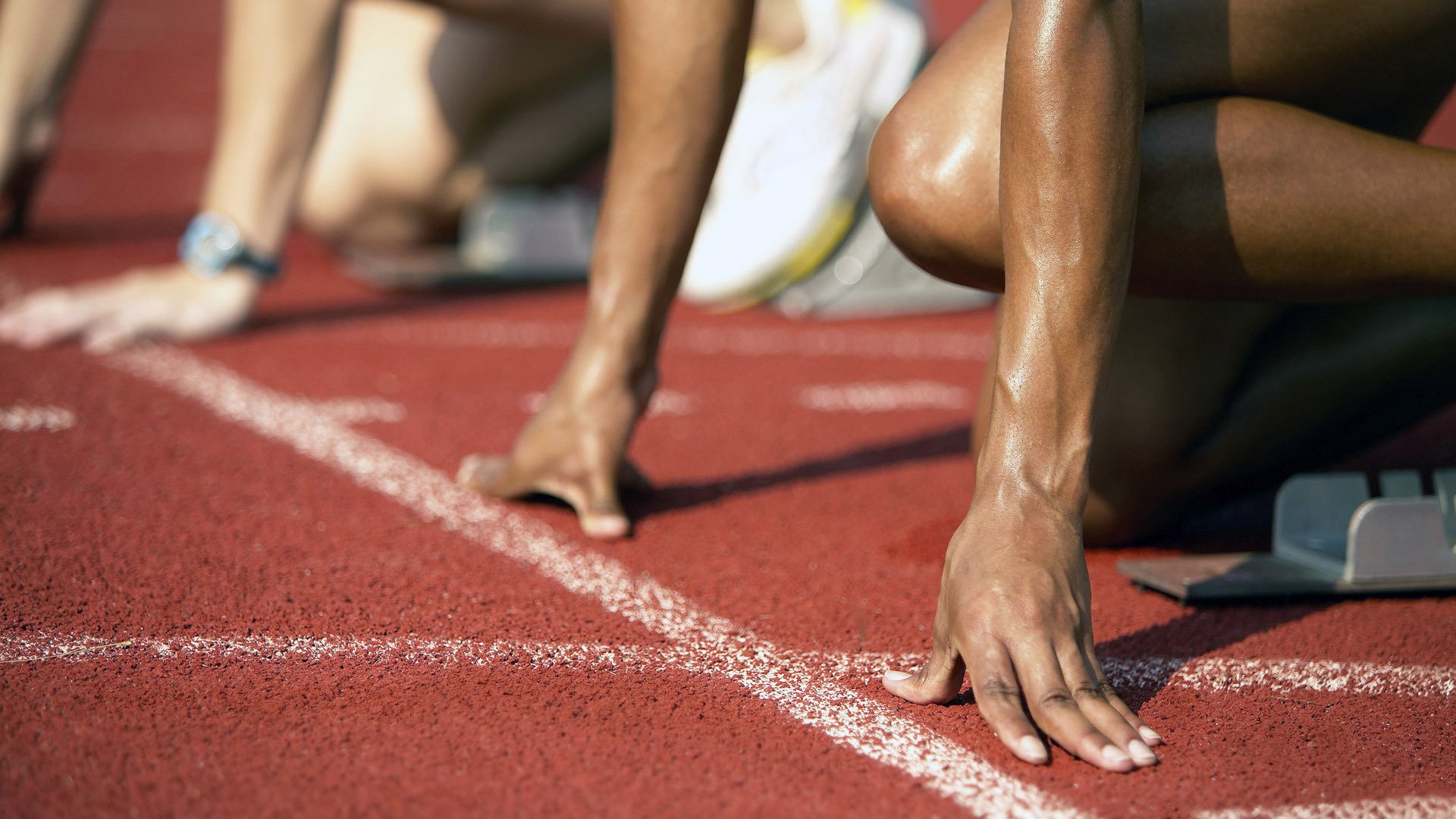 塔特与袋鼠队队友的默契配合，助力球队征战橄榄球赛场